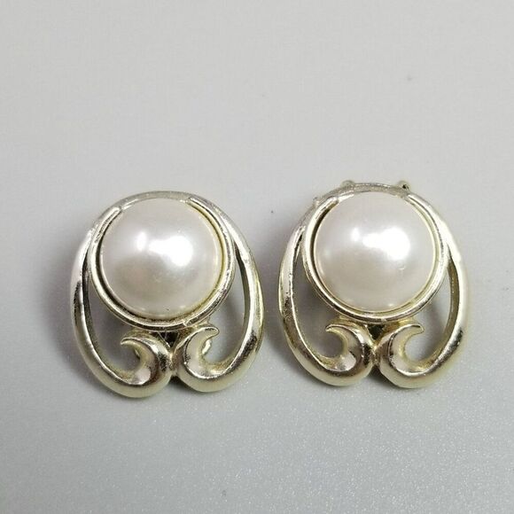 Vintage Faux Pearl Clip On Earrings, Silver Tone Setting, Pat Number, Retro - Picture 7 of 7